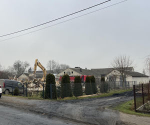 Rozbiórka domu Wesołowskich z Wyryków. Coś się w końcu ruszyło. Taki prezent na święta.