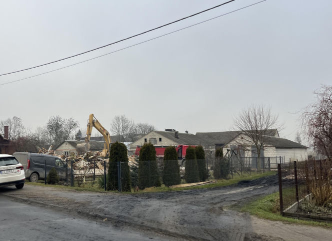 Rozbiórka domu Wesołowskich z Wyryków. "Coś się w końcu ruszyło. Taki prezent na święta".