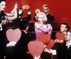 Kadr z filmu Mężczyźni wolą blondynki ze słynną piosenką Diamenty to najlepsi przyjaciele dziewczyny