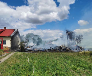 Sielec. 7-latek zaprószył ogień i zniknął w kłębach dymu! Spalone gospodarstwo!