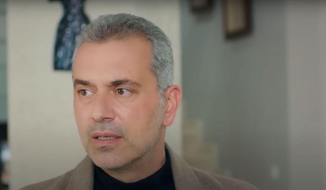 Ege śledzi Melis i dla zmyłki proponuje jej natychmiastowy ślub.