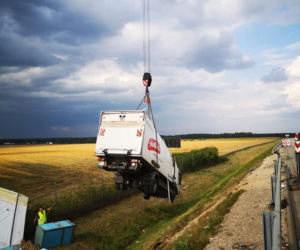Ciężarówka spadła ze skarpy na S8 pod Łodzią