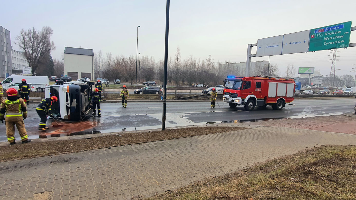 Bus z acetylenem przewrócił się na drogę