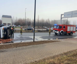 Bus z acetylenem przewrócił się na drogę