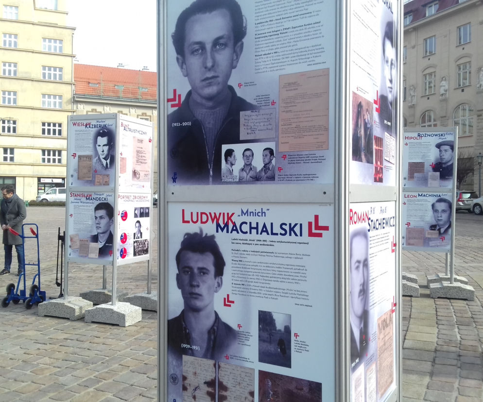 Tak prezentuje się wystawa o małopolskich Żołnierzach Wyklętych na Placu Szczepańskim