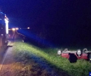 Pościg za pijanym kierowcą. Auto dachowało, a mężczyzna cały i zdrowy [ZDJĘCIA]