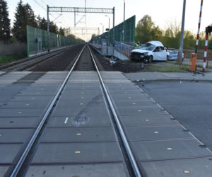 Pociąg zmasakrował forda na przejeździe pod Żyrardowem