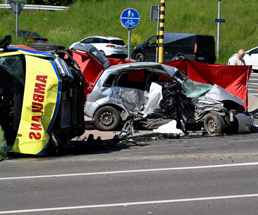 Tragiczny wypadek w Przemyślu. Karetka na sygnale zderzyła się z autem. Są ofiary
