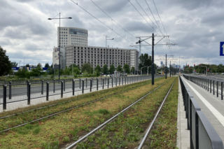 Stary warszawski „szkieletor” zmienia się w hotel znanej marki. Zniknęły reklamy, widać już ściany. Kiedy otwarcie?