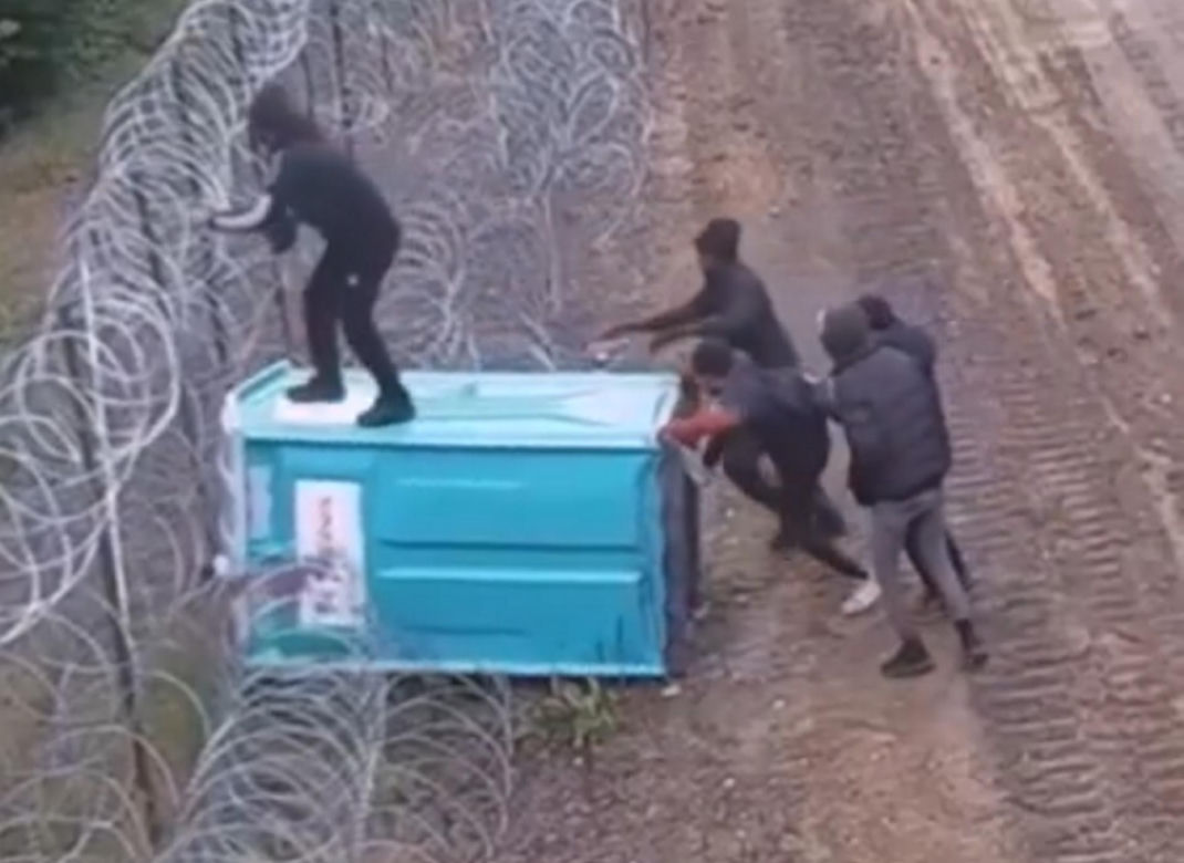 Strażnicy graniczni nie mogli w to uwierzyć. Migranci wymyślili, jak pokonać zaporę