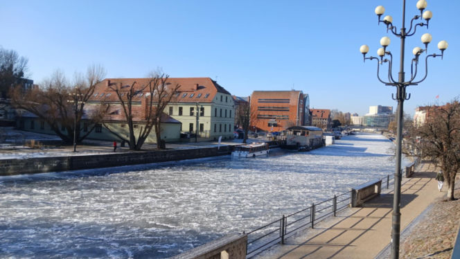 Wisła i Brda skute lodem! Zimowe piękno kusi, ale jest wyjątkowo niebezpieczne