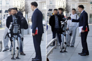 Minister finansów przybił piątkę z robotem! Edward Warchocki wdziera się na polityczne salony