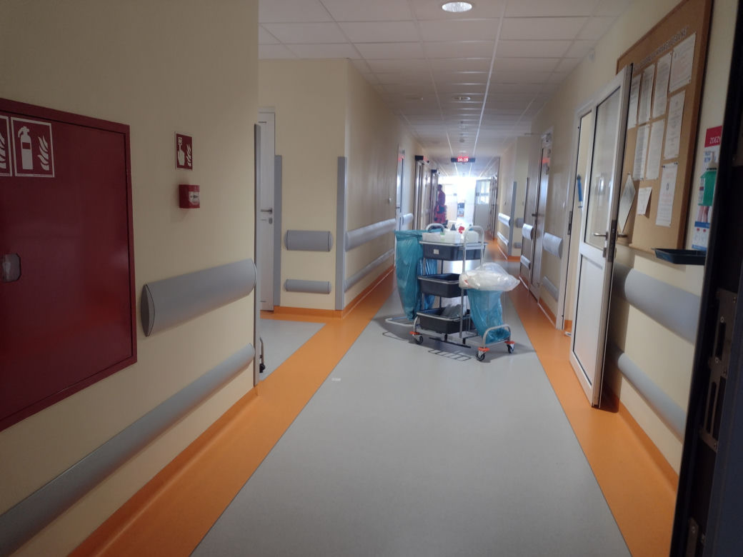 Ciechanów. Dramatyczna akcja ratunkowa w szpitalu. Nie żyje 36-latek, który spadł z wysokości