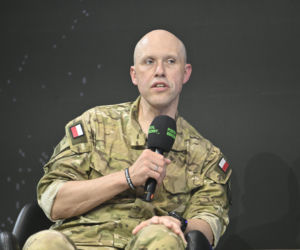 Warszawskie Targi Obronne. Scena Biała. Fire chat: Gen. Chmielewski o pasji do cyberbezpieczeństwa i i ekstremalnego biegania