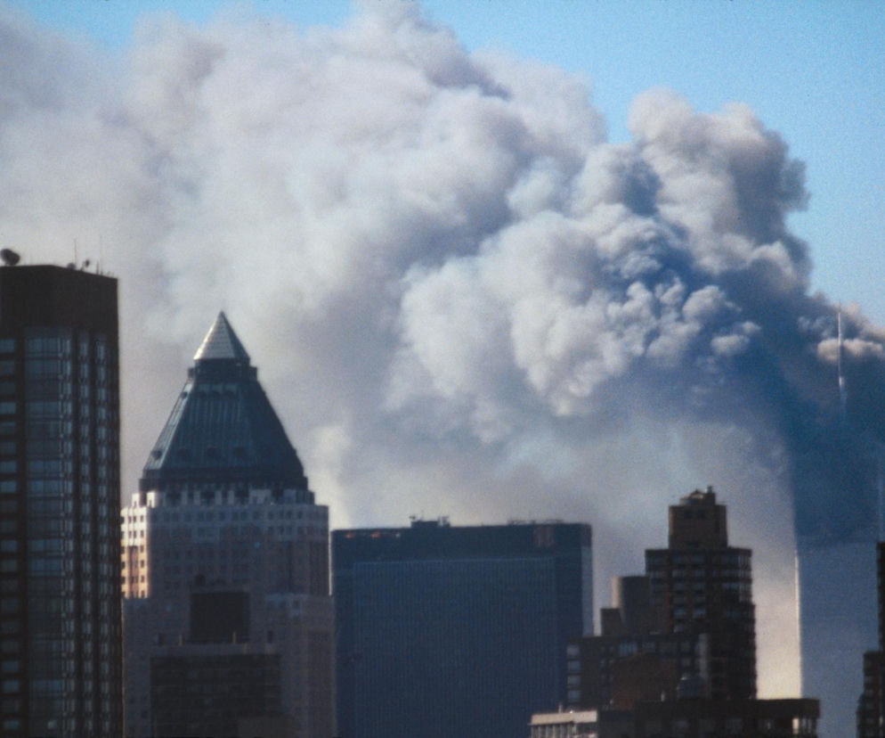 Gęste kłęby szarego dymu unoszące się nad wieżowcami World Trade Center. O tragicznej historii Marcy Borders przeczytasz w SE.