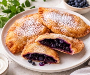 Pierogi wigierskie to letni rarytas z Suwalszczyzny. Chrupiące ciasto i owoce prosto z lasu