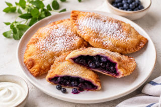 Pierogi wigierskie to letni rarytas z Suwalszczyzny. Chrupiące ciasto i owoce prosto z lasu