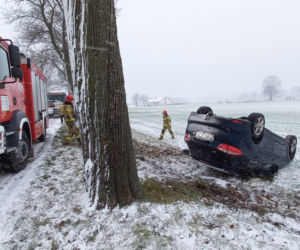 Osobówka wypadła z drogi i wylądowała na dachu! Groźny wypadek pod Mogilnem [ZDJĘCIA]