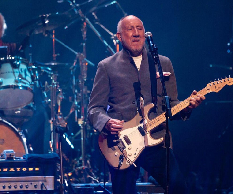 Pete Townshend z The Who gra na gitarze elektrycznej na scenie. O jego opinii o Elvisie przeczytasz na EskaRock.