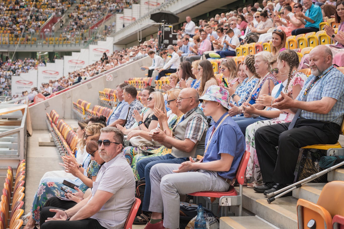 Białystok. Kongres Świadków Jehowy zgromadził tłumy na Stadionie Miejskim