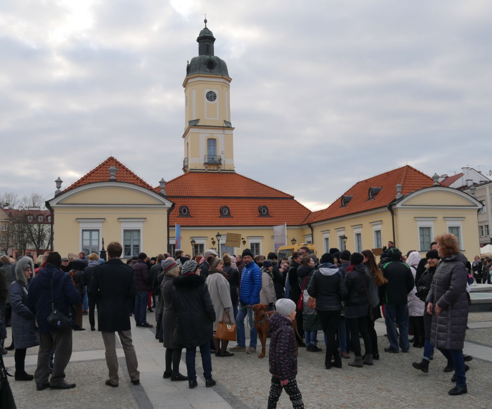 Wiosna Roberta Biedronia popiera strajk nauczycieli. Cichy protest przed kuratorium oświaty