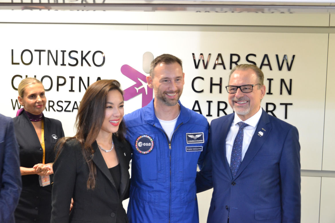 Powitanie Sławosza na warszawskim lotnisku
