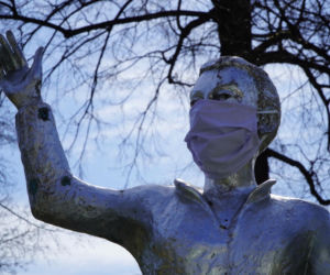 Pomniki na Śląsku z maskami ochronnymi. Zakrywanie twarzy obowiązkowe 