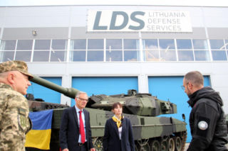 Odnowione Leopardy 2 wracają na Ukrainę. Litwa zakończyła naprawę czołgów, w tym rzadkiej szwedzkiej wersji