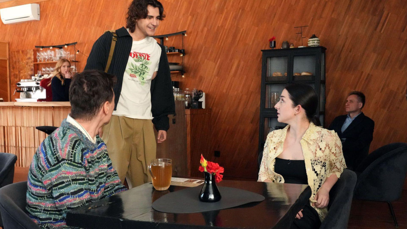 Barwy szczęścia odc. 3419. Kacper (Jakub Szlachetka), Luiza (Julia Zielińska), Romeo (Jacek Tyszkiewicz)