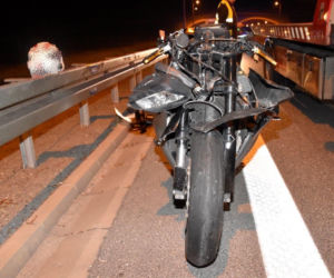 Wypadek na autostradzie A4. Motocyklista wjechał w samochód osobowy
