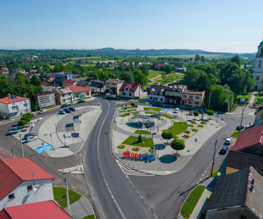 Rynek we Włodowicach widziany z lotu ptaka. O urokach miast na Jurze przeczytasz na Eska Śląskie.