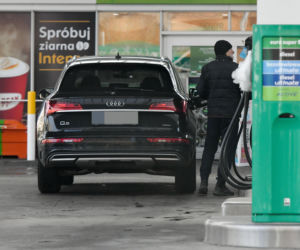 Robert Więckiewicz myje samochód