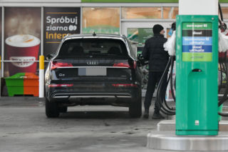 Robert Więckiewicz myje samochód