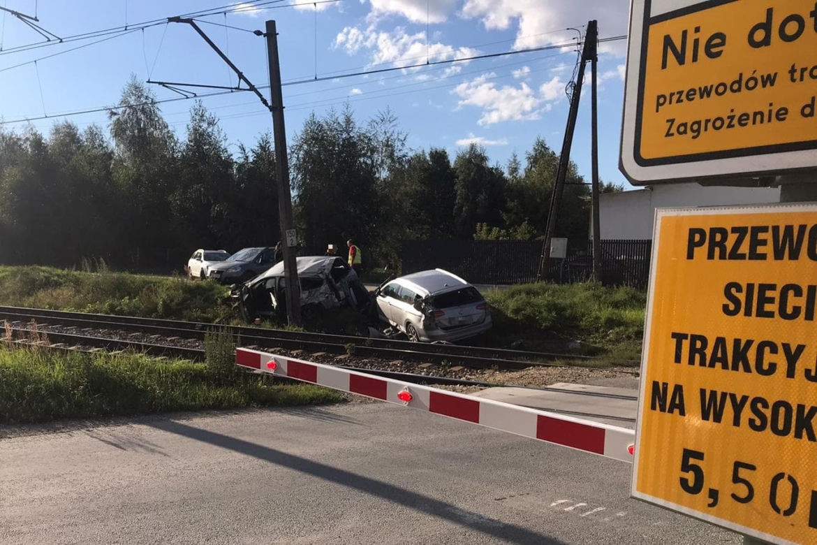 Pomyliła biegi i dwa samochody wjechały pod pociąg