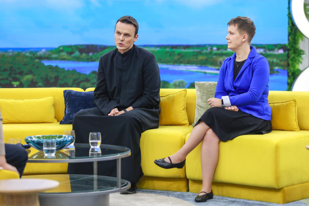 Ksiądz z "The Traitors: Zdrajcy" przeniesiony do innej parafii. Wściekły wydał oświadczenie: "WKUR*IŁEM SIĘ!"