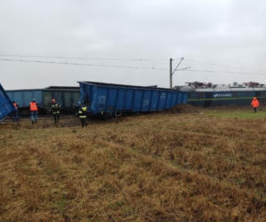 Zderzenie TIR-a z pociągiem! Wykoleiło się 8 wagonów, nie żyje kierowca TIR-a