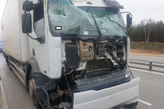Kierowca TIR-a ZAGAPIŁ SIĘ na A1 i uderzył w naczepę. USZKODZONYCH 5 pojazdów!