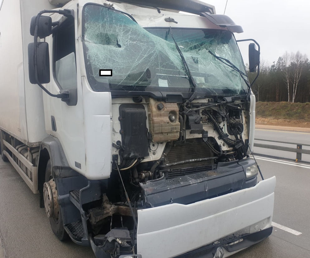 Kierowca TIR-a ZAGAPIŁ SIĘ na A1 i uderzył naczepę. USZKODZONYCH 5 pojazdów!