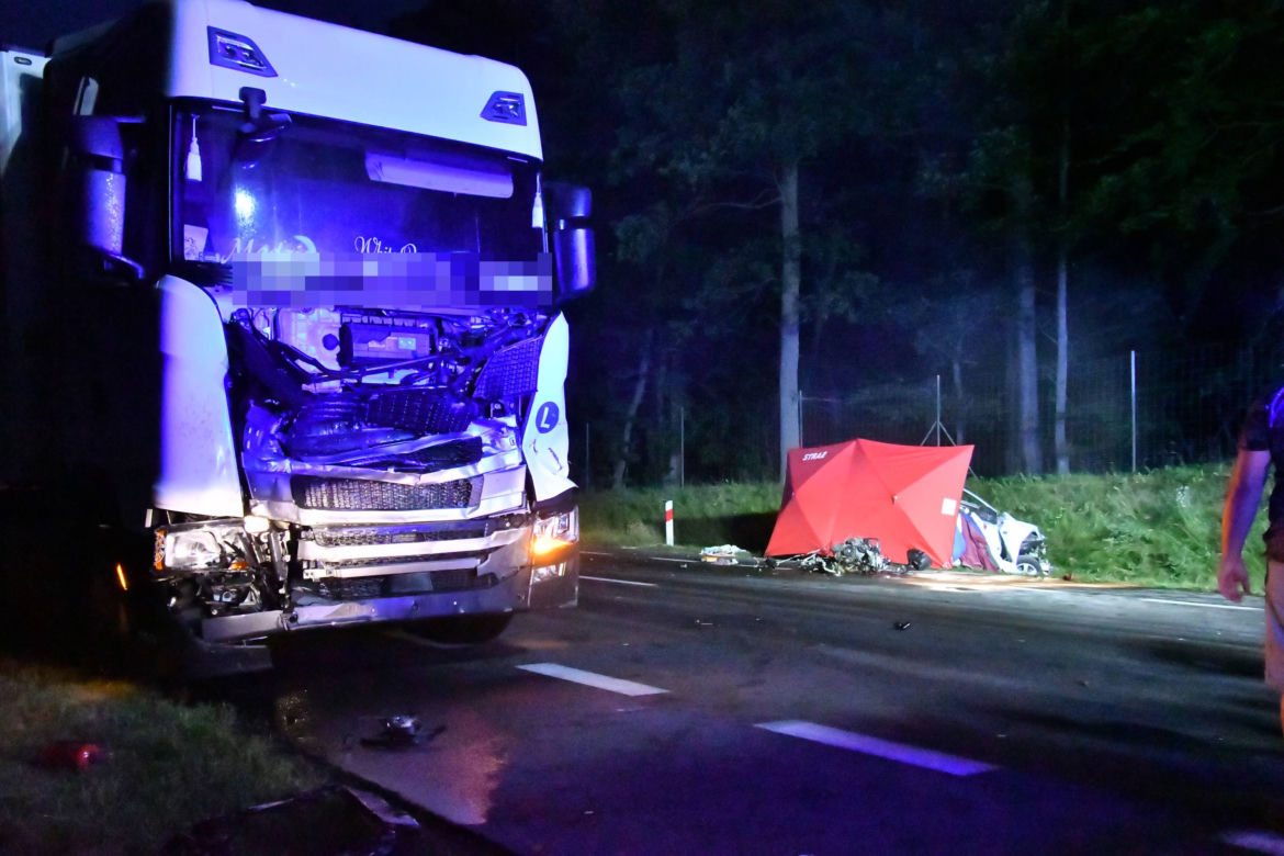 Koszmarny wypadek na DK3. Auto odbijało się od TIR-ów jak resorak. Kierowca zmasakrowany