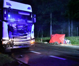 Koszmarny wypadek na DK3. Auto odbijało się od TIR-ów jak resorak. Kierowca zmasakrowany