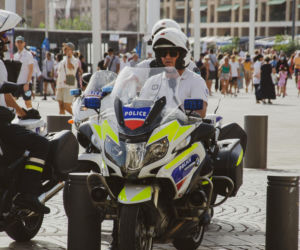 Uzbrojony w dwa noże ruszył na policjantów. Interwencja zakończyła się tragedią