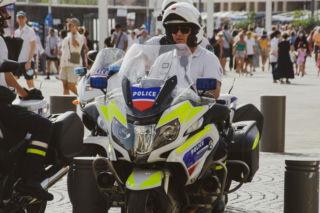 Uzbrojony w dwa noże ruszył na policjantów. Interwencja zakończyła się tragedią
