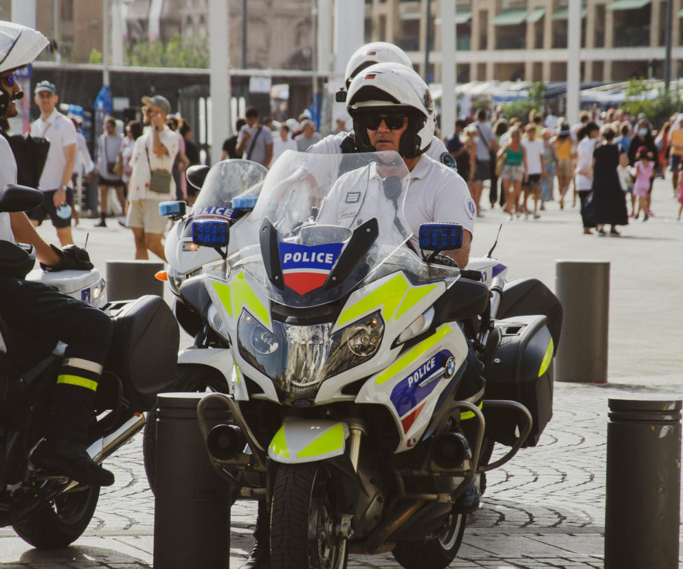 Uzbrojony w dwa noże ruszył na policjantów. Interwencja zakończyła się tragedią
