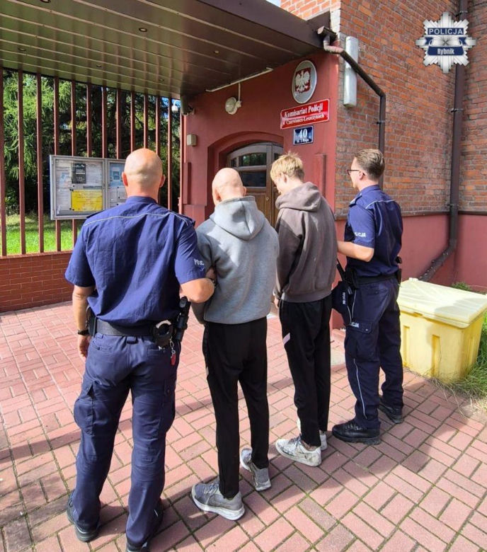 Okradali ogródki w Czerwionce-Leszczynach, chowali się w ziemiance wykopanej na hałdzie pogórniczej