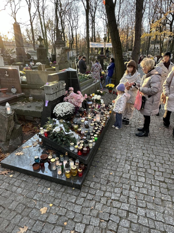 Magdalena Zawadzka na grobie Gustawa Holoubka