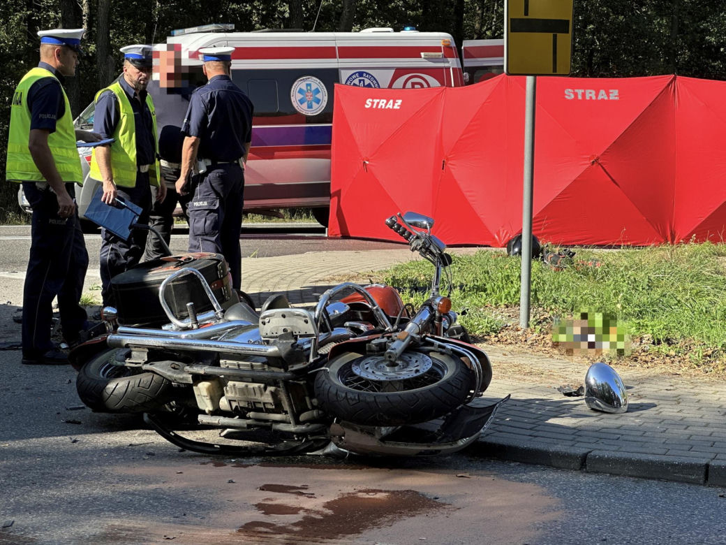 Koszmar na skrzyżowaniu w Sowiej Woli. Motocyklista przeleciał nad samochodem i gruchnął o asfalt. Zginął na miejscu