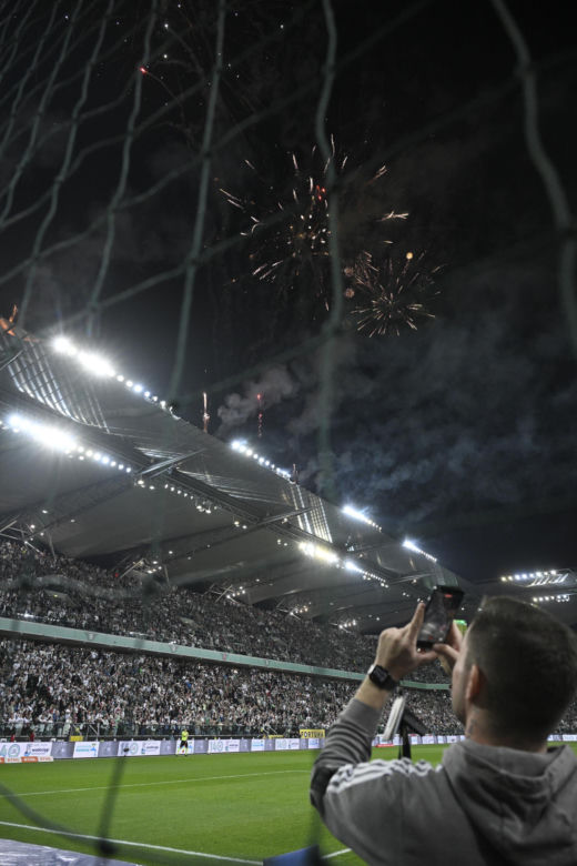 Kibice nie zawiedli podczas meczu Legia - Widzew. Efektowne zdjęcia z trybun