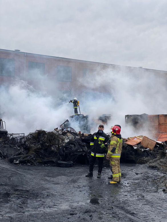 Duży pożar pod Środą Śląska. Ponad 100 strażaków gasi płonącą halę z bateriami   