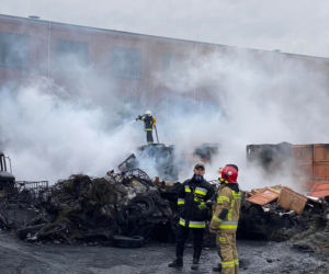 Duży pożar pod Środą Śląska. Ponad 100 strażaków gasi płonącą halę z bateriami   