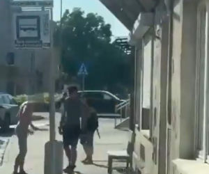 Półnagi mężczyzna z nożem gonił ludzi na ulicy. Dantejskie sceny we Wrocławiu